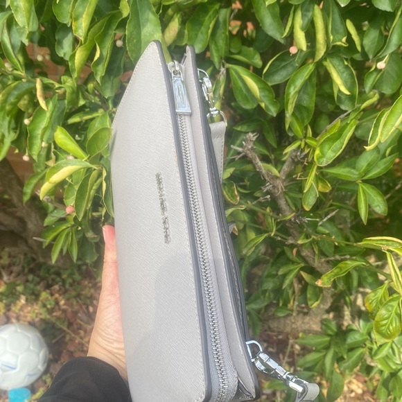 Michael Michael Kors gray 
JET SET TRAVEL CROSSBODY CLUTCH - Picture 7 of 15